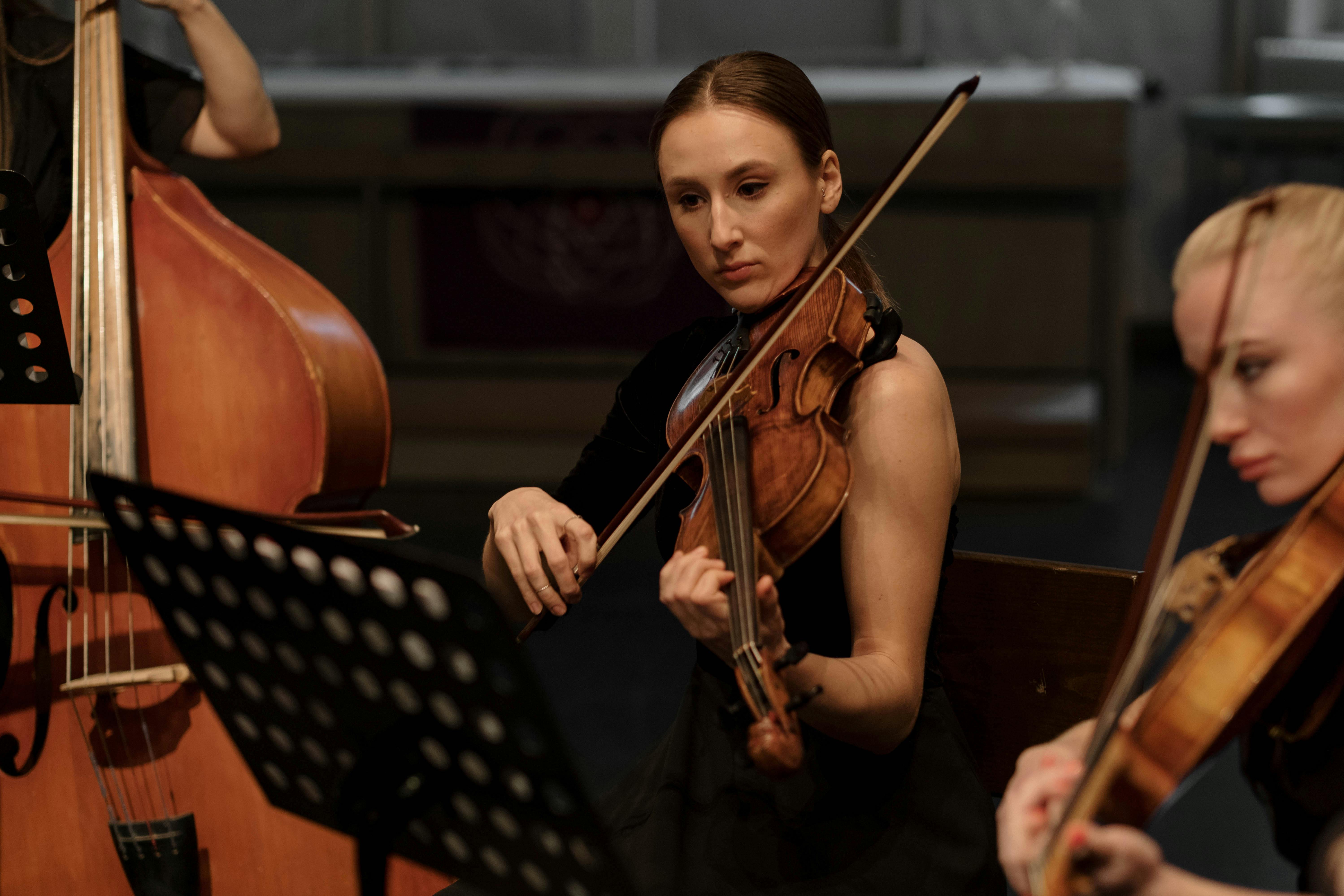 Two female musicians performing live at Savanna's Coffee House